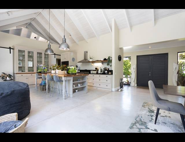 4 BEDROOM HOUSE TO LET IN CONSTANTIA